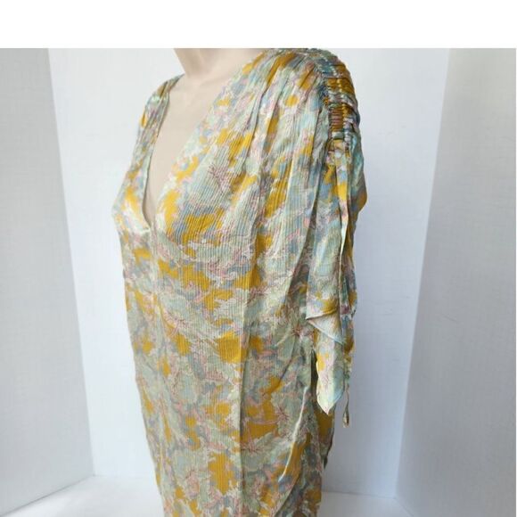 VINCE Lotus Ruched Dolman Sleeve Silk
Blouse, Small
Size: XXS Vince
NWT - Picture 8 of 9